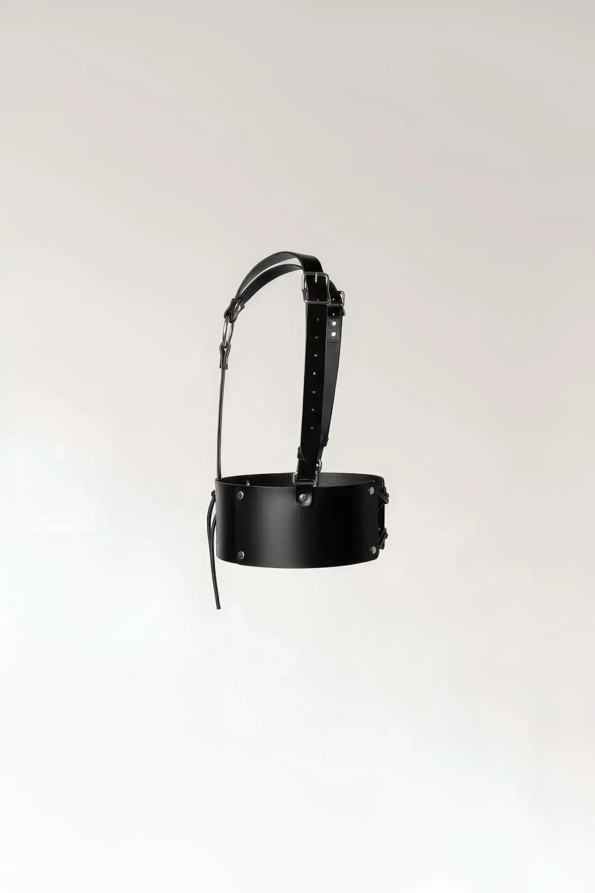 mat siyah faux leather geniş bel bandı V-biçimli askı yapısı