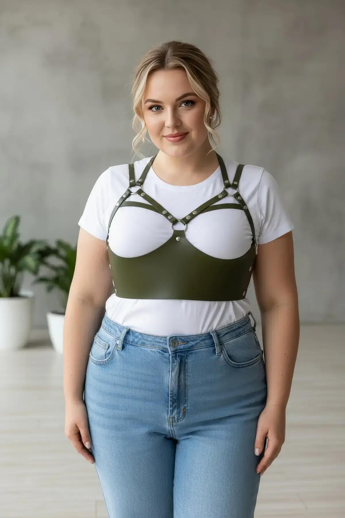 büyük beden haki harness bej pantolon ile günlük kombin