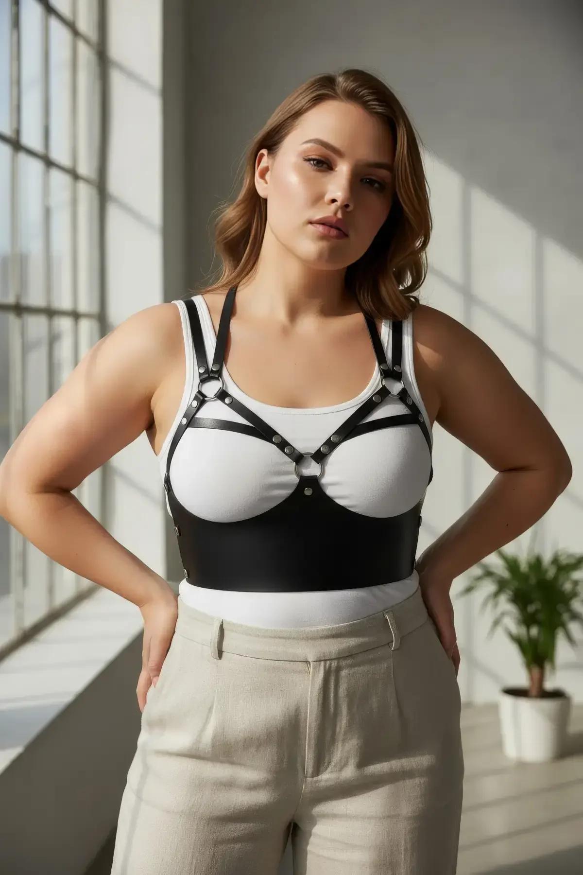siyah PU deri harness bantları gümüş perçin ve O-halka yakın çekim detayı