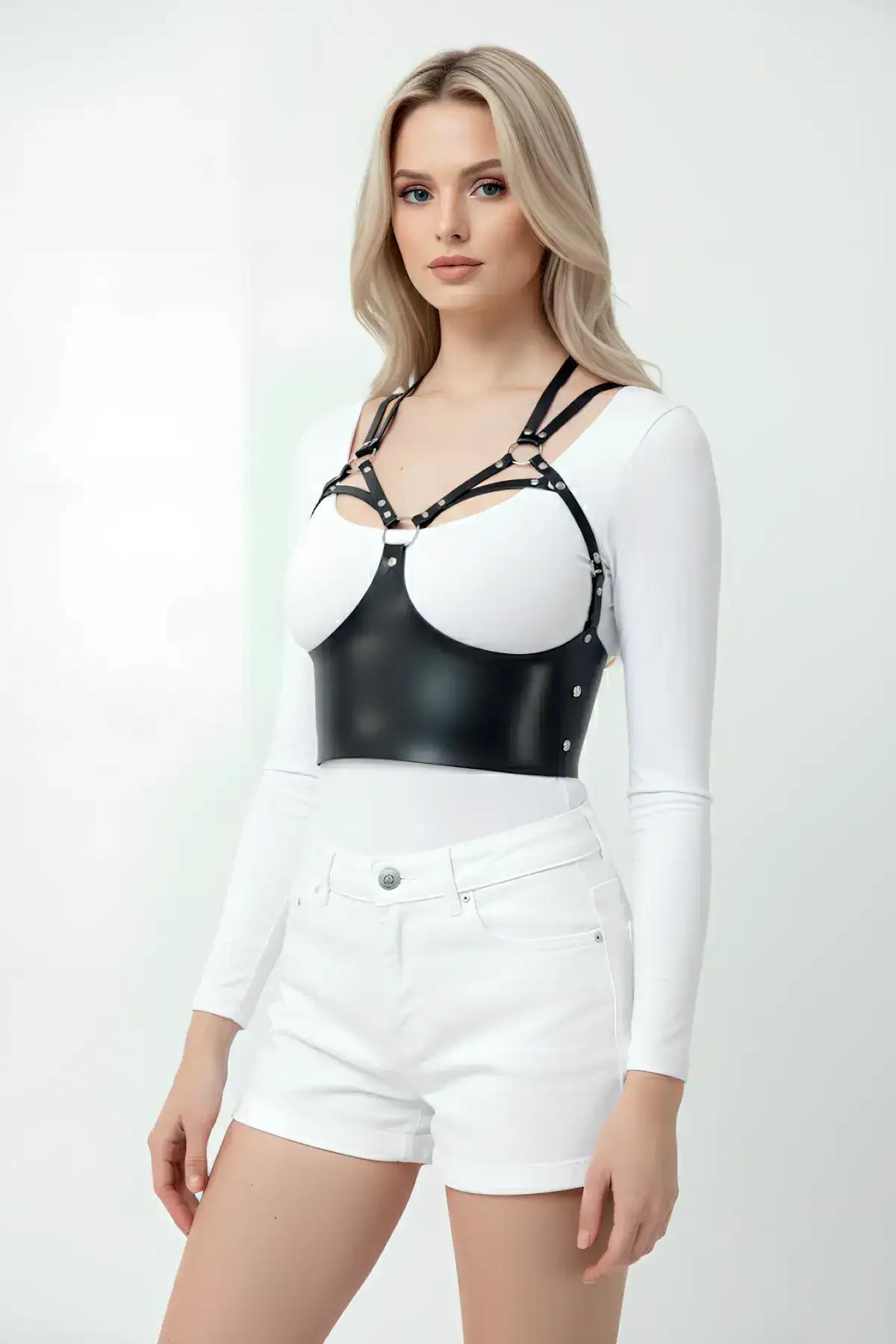 siyah PU deri harness büstiyer ön cephe gümüş metal perçin sırası yakın plan