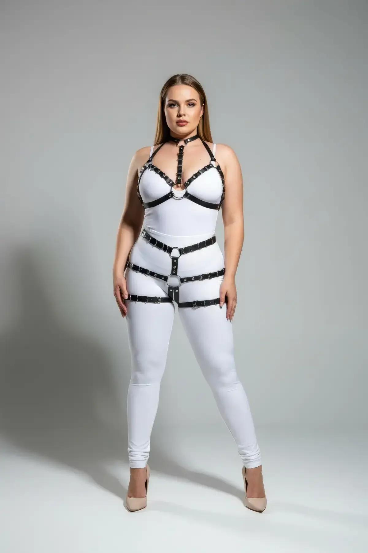 ayarlanabilir siyah harness set büyük beden uyluk bandı ve gümüş toka yakın çekim