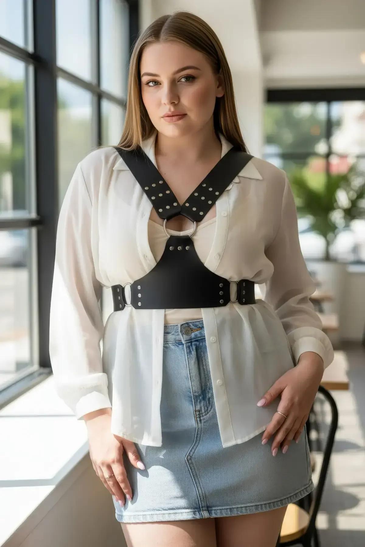 siyah harness vücut kuşağı krem triko ve kot pantolon üzerine günlük kombin