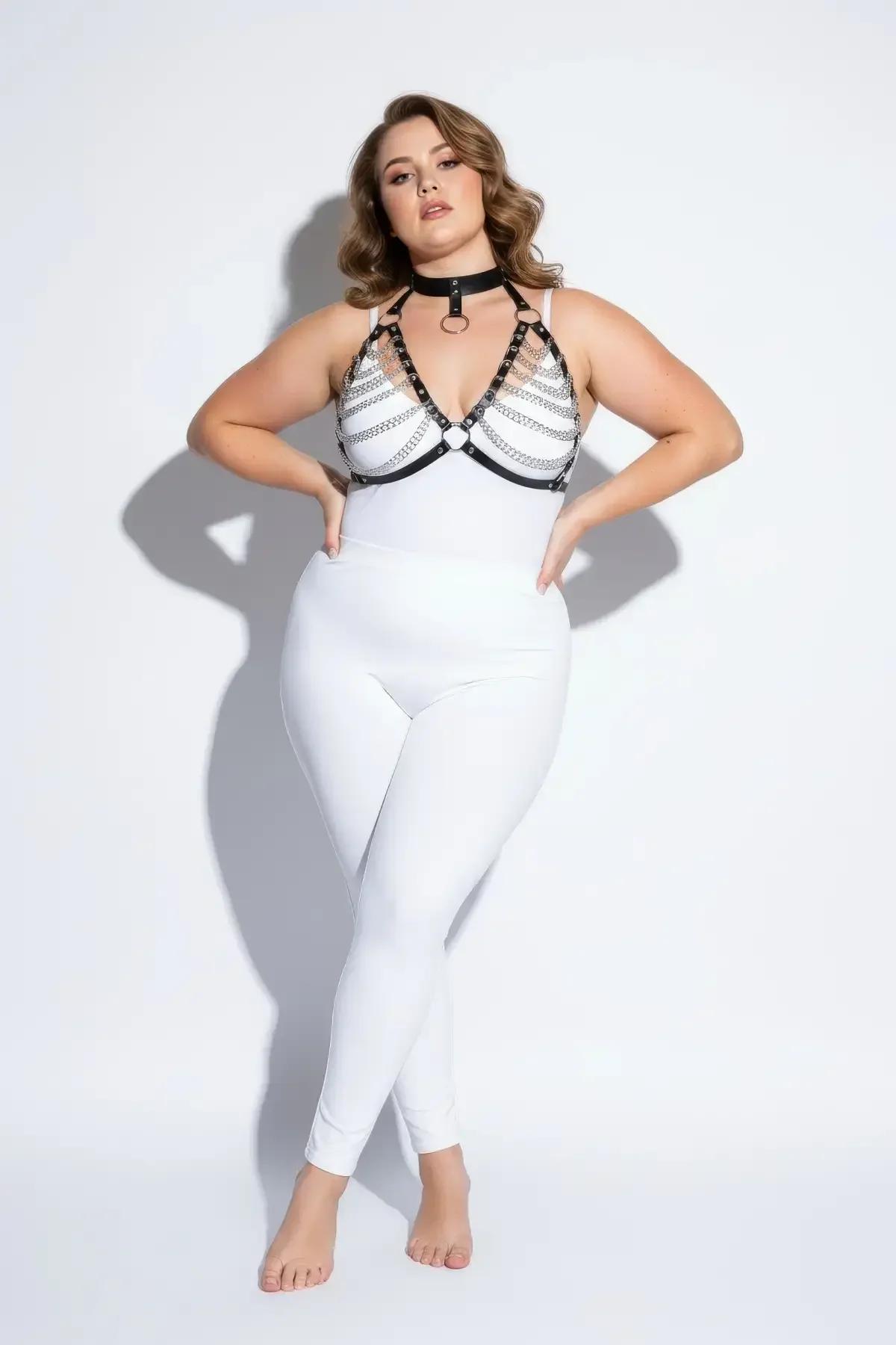 vegan deri siyah harness yakın çekim zincir ve O-halka merkez aksam