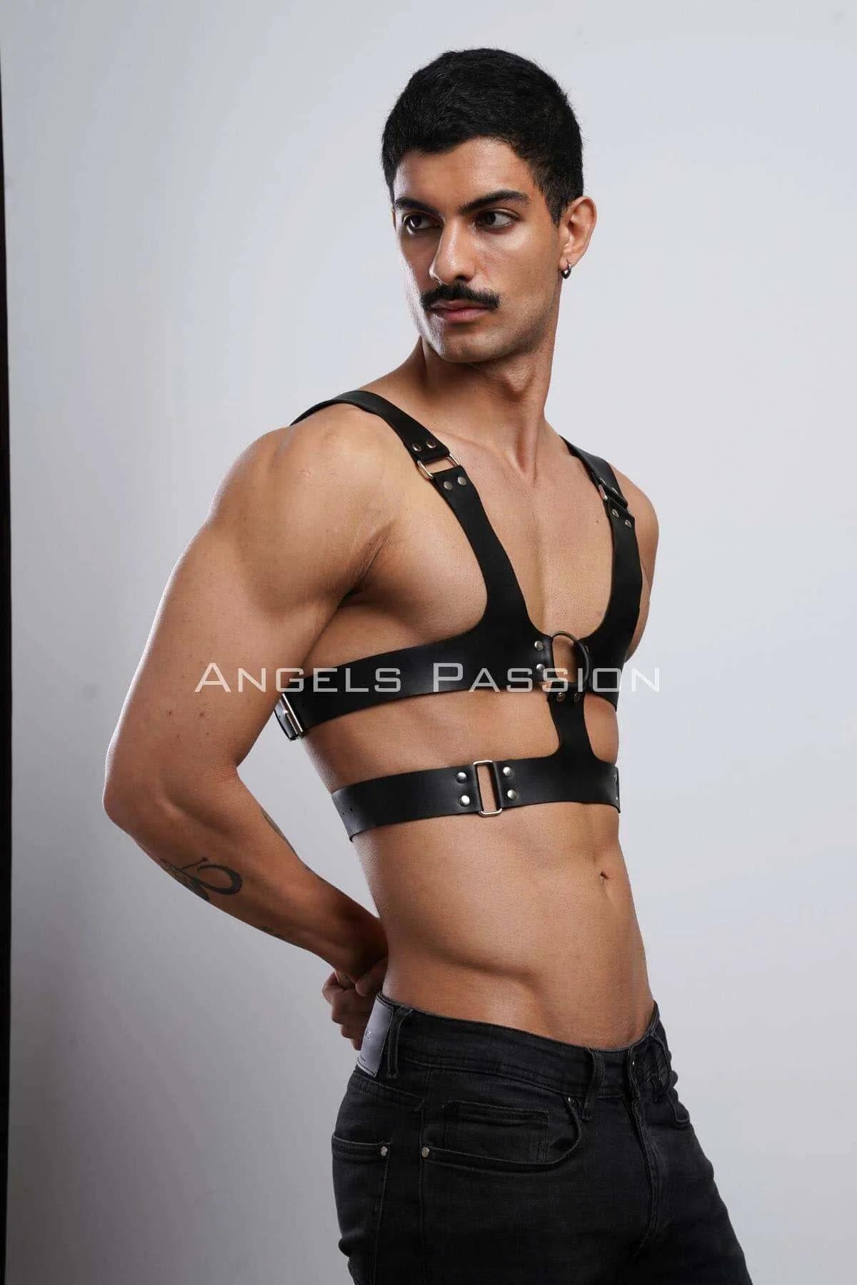 Side view of black chest harness showing 4 cm wide horizontal waist band and buckle placement