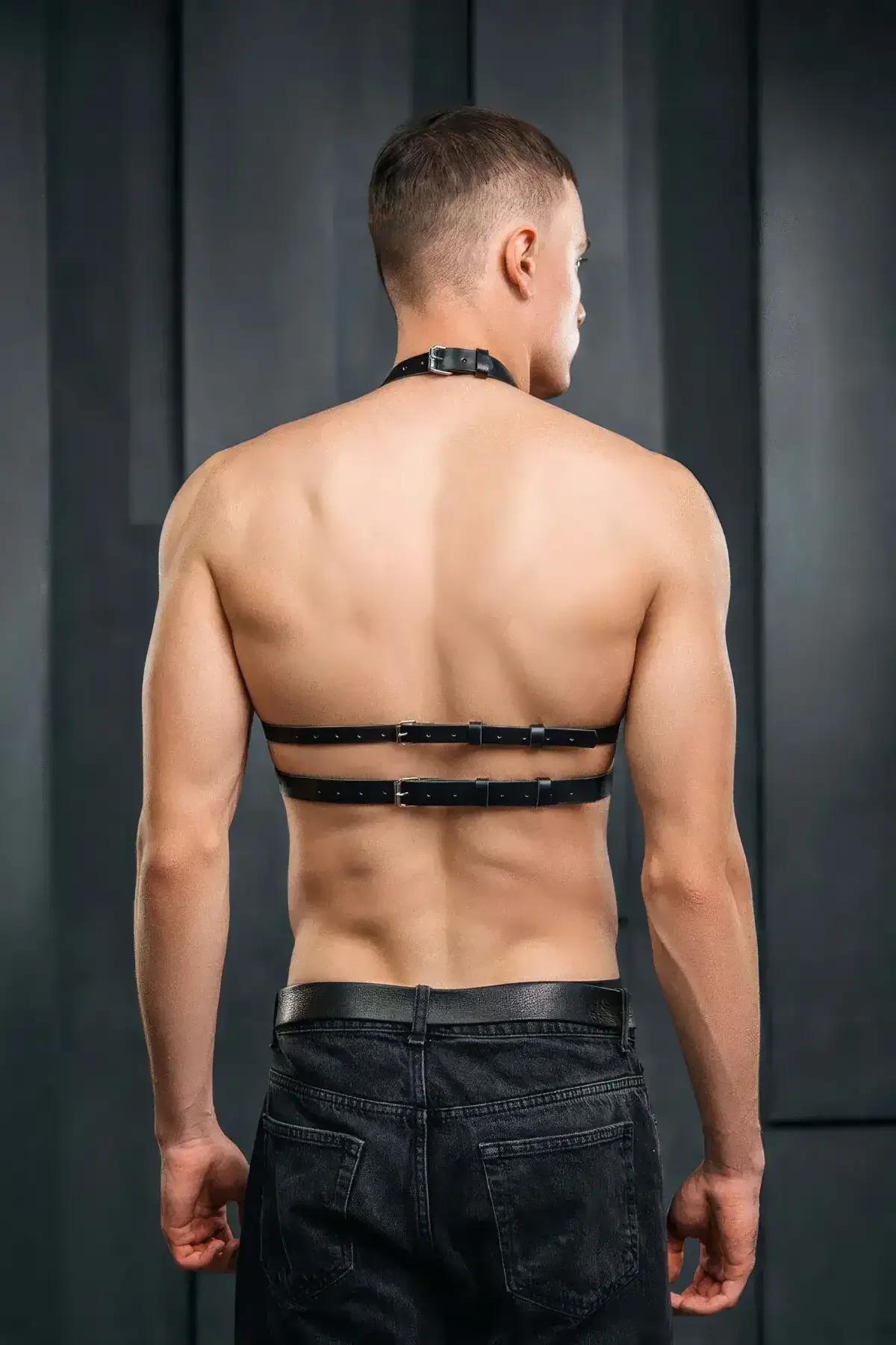 siyah PU deri erkek chest harness boyun bandı ve merkez O-halka detayı