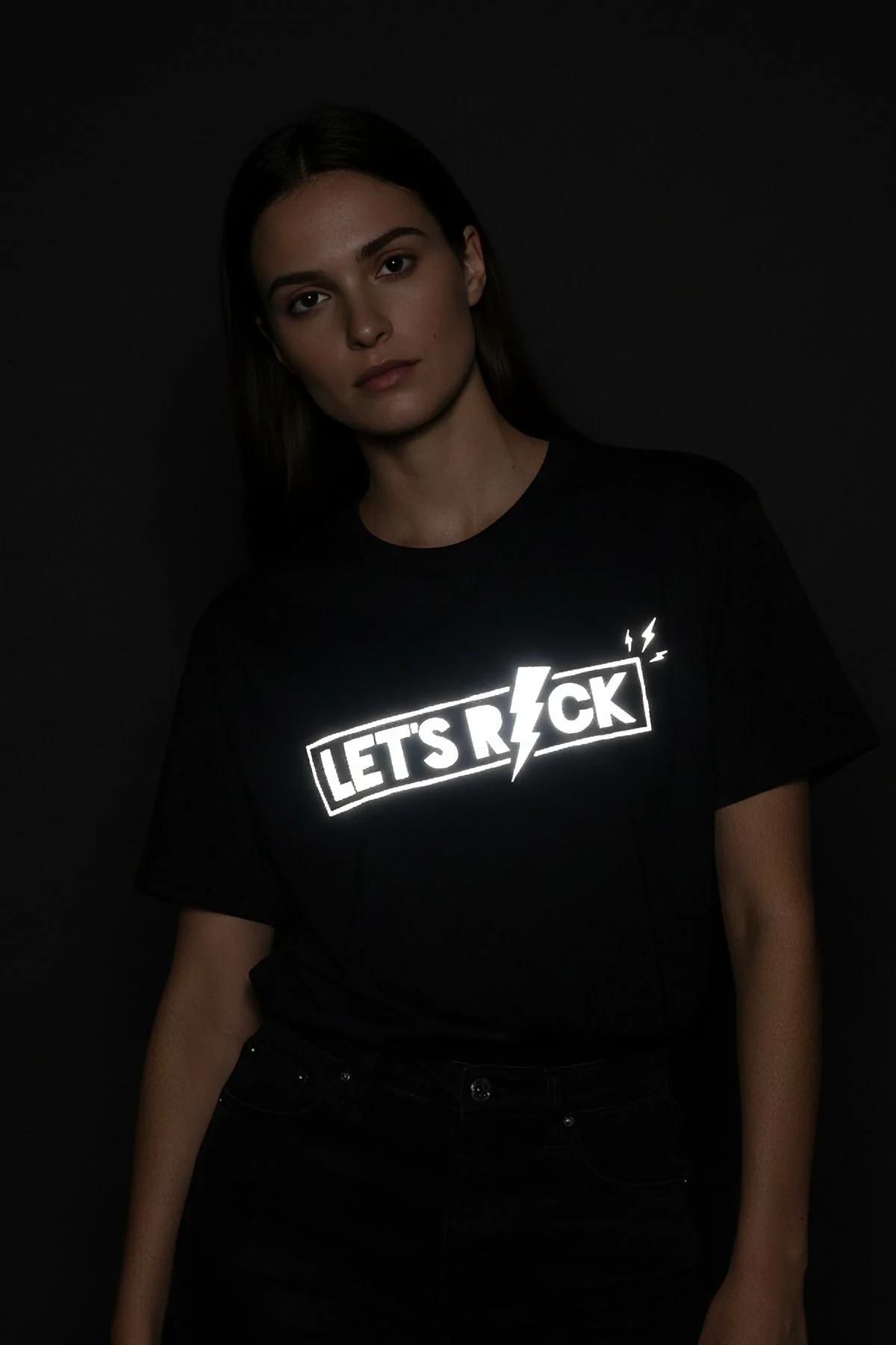 reflektör baskılı siyah oversize tişört LET'S ROCK yazısı gece parlama efekti