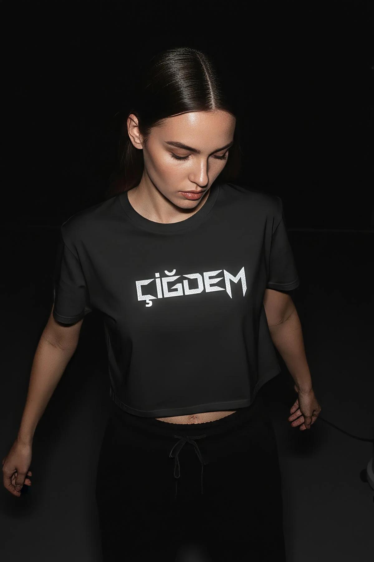 siyah oversize tişört MERVE isim baskı yan açı crop uzunluk sokak stili