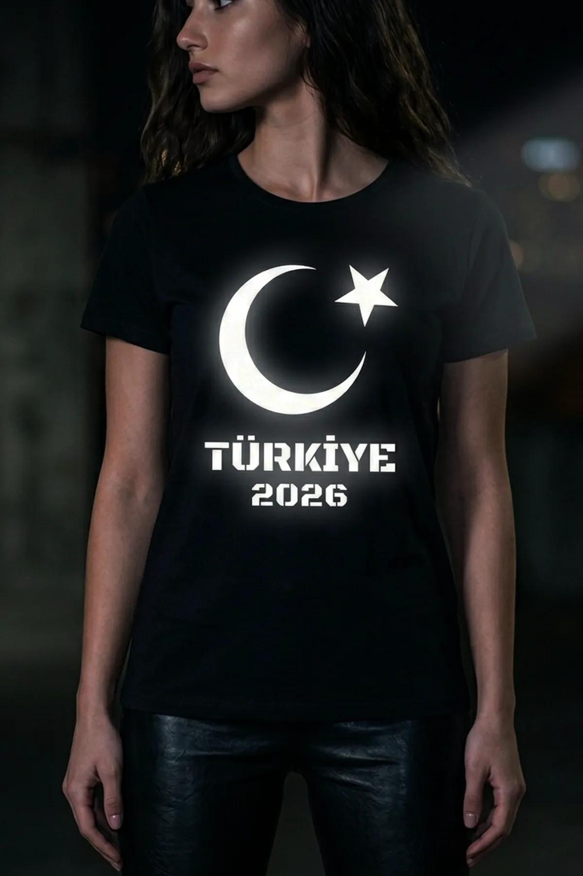 Reflektörlü ay yıldız ve Türkiye 2026 baskılı siyah kadın tişört, gece çekimi ön görünüm