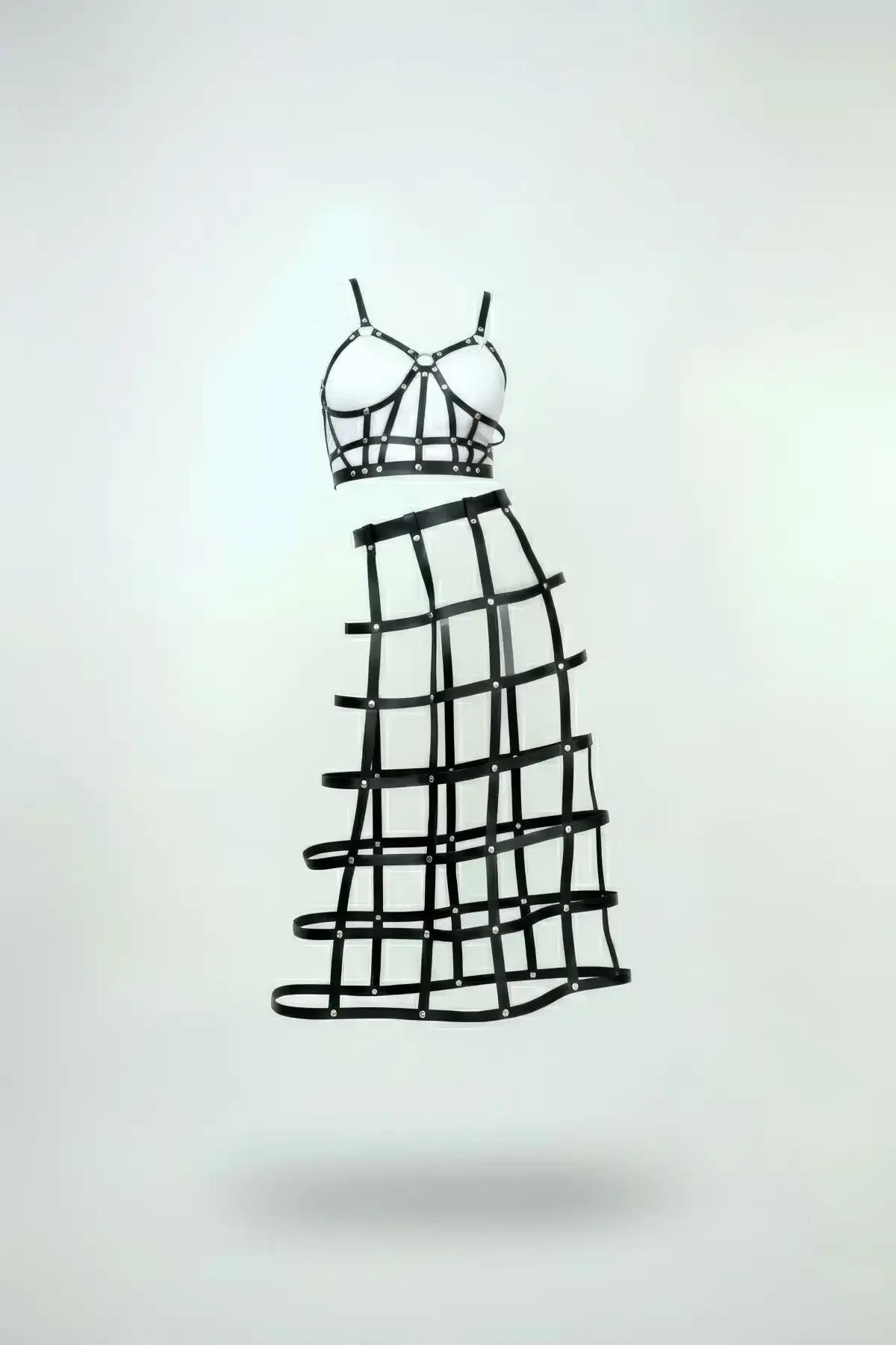 Siyah suni deri kafes bantlı bralet ve geometrik midi etek takımı, gümüş perçin detaylı, beyaz fon