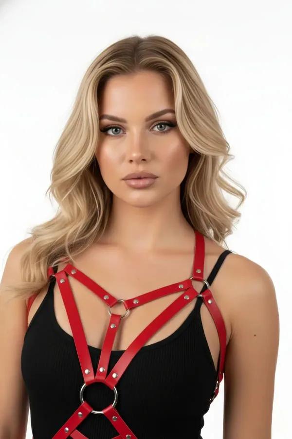 kırmızı vegan deri üst gövde harness aksesuarı gümüş metal halka detaylı siyah bluz üzeri