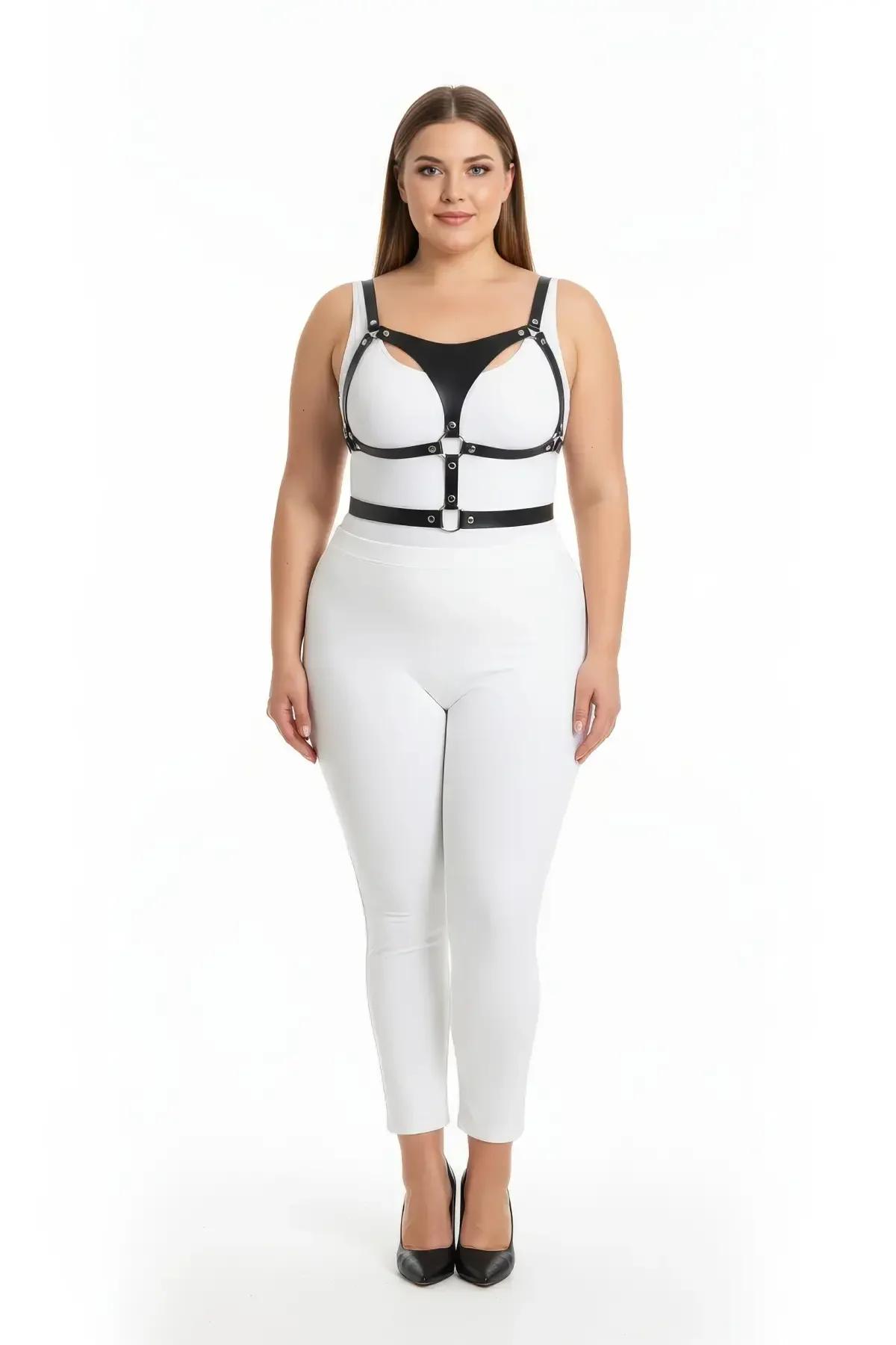 büyük beden siyah vegan deri harness takım gümüş O-ringli göğüs bandı ve bel askısı plus size model üzerinde