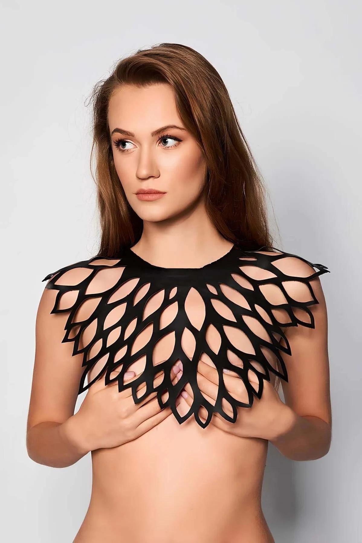 damla kesimli siyah vegan deri harness şal omuz pelerin geometrik motif