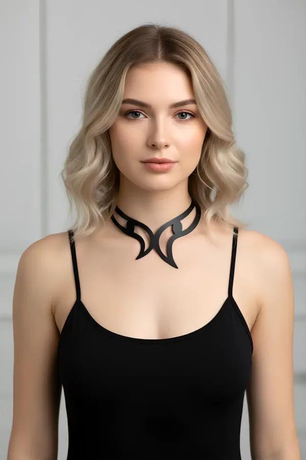 siyah vegan deri choker göz motifli lazer kesim kolye boyun üzerinde mat yüzey