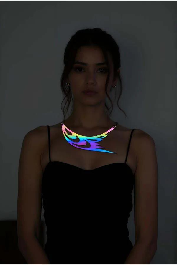 Rainbow reflektörlü choker kolye kuş kanadı lazer kesim pendant karanlıkta renkli yansıma