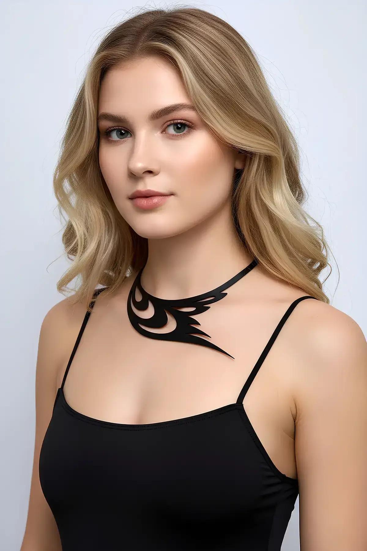 Siyah vegan deri choker kolye kuş kanadı ve göz motifli lazer kesim asimetrik tasarım dekolteye uzanan
