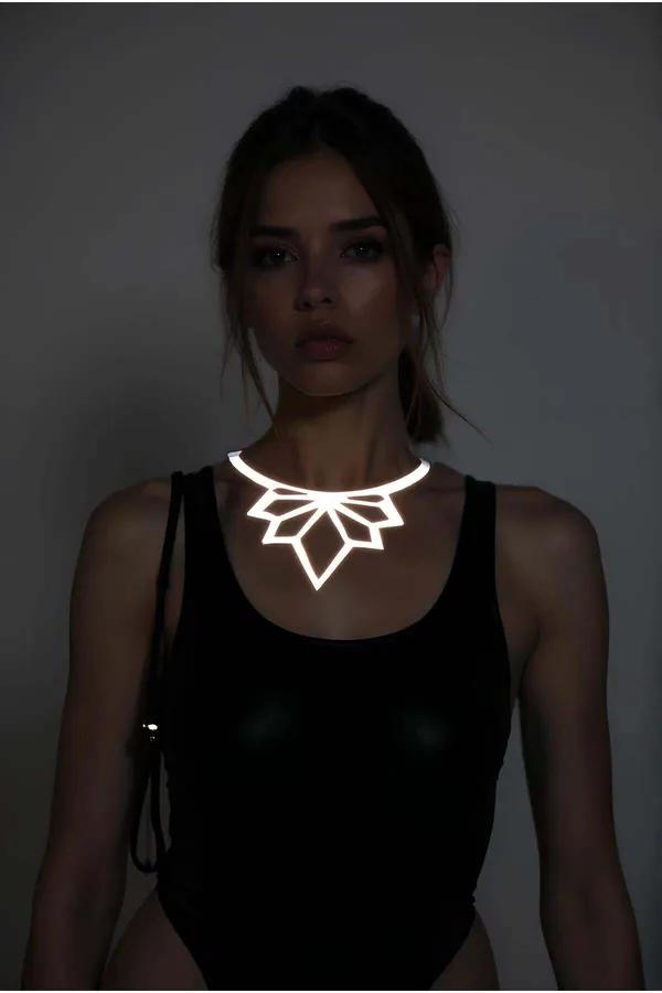 Beyaz reflektörlü lotus choker kolye karanlık ortamda parlayan lazer kesim geometrik motif