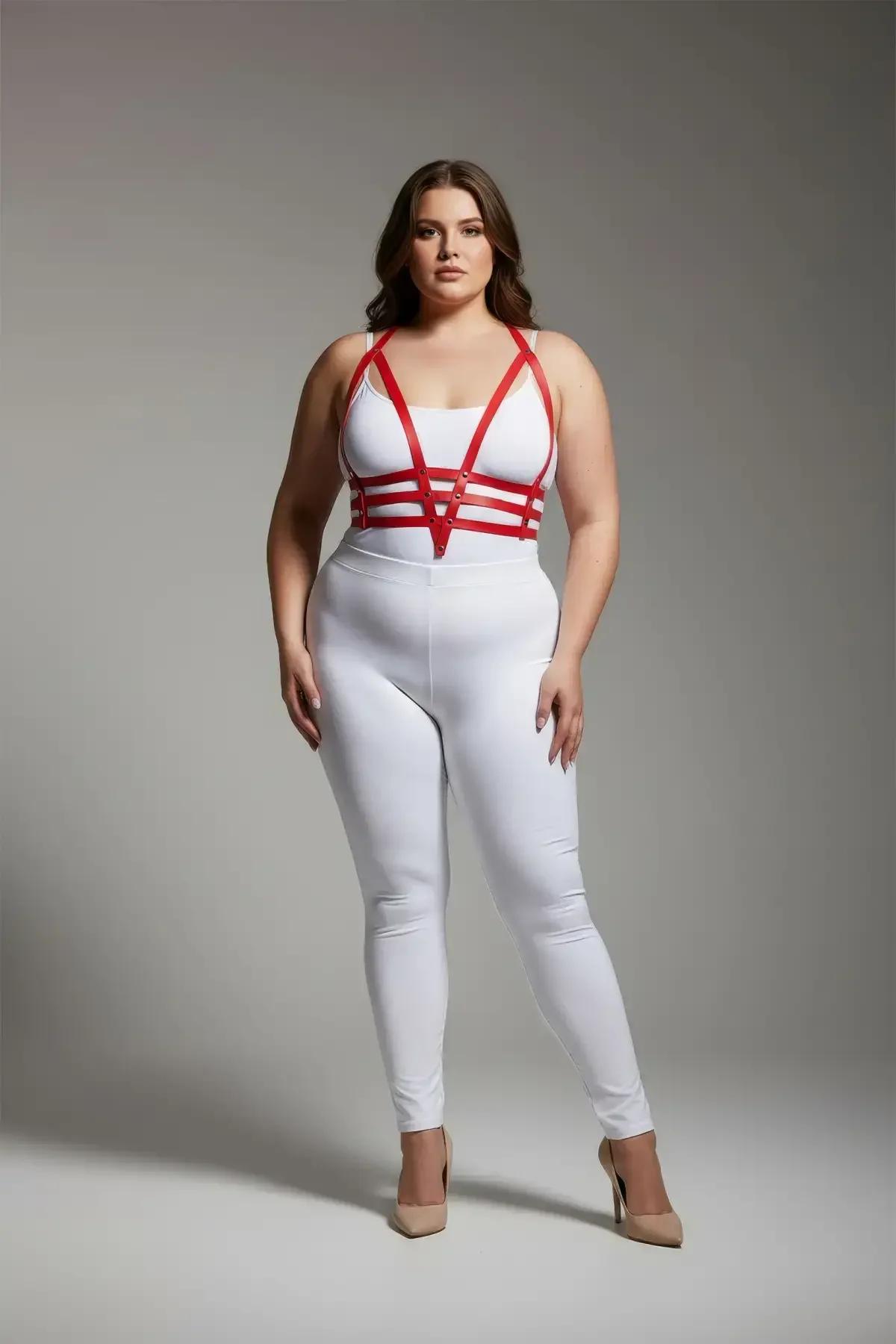 Kırmızı vegan deri büyük beden kadın harness takımı, geometrik göğüs ve bel bantları, gümüş toka detayı