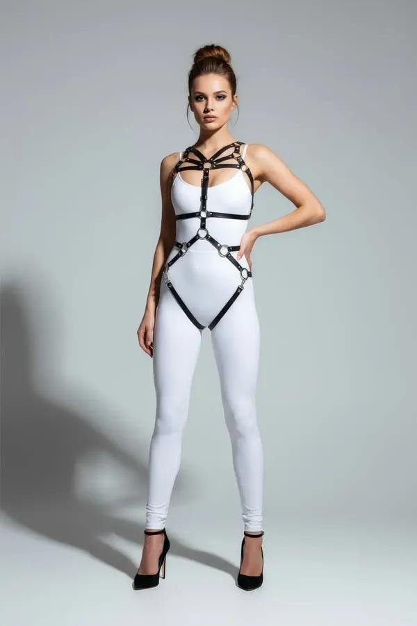 Siyah vegan deri çapraz bantlı body harness gümüş metal O-halkası detaylı, beyaz üzerine kombin