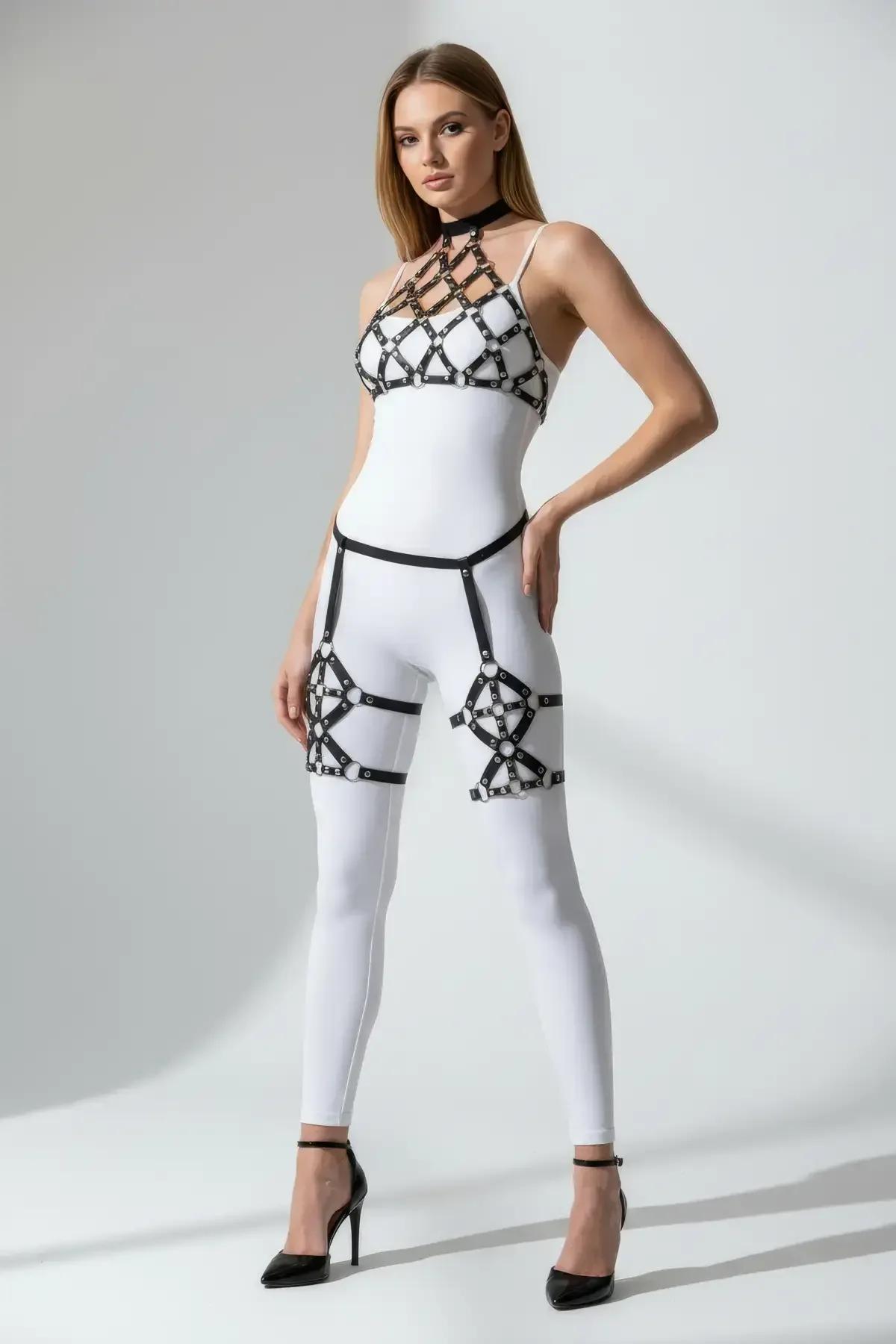 Beyaz geometrik desenli full body harness takımı, siyah vegan deri kafes bantlı göğüs ve uyluk harnesi seti