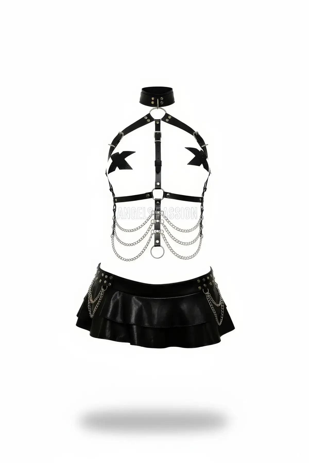 Zincir detaylı siyah PU deri vücut harness ve fırfırlı mini etek kombin, gümüş O-ring ve çoklu sarkık zincir aksamlı
