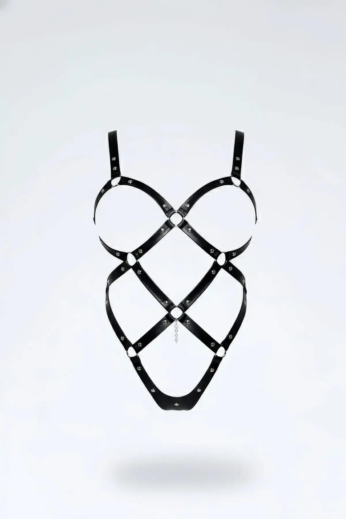 Çapraz bantlı siyah faux leather body harness gümüş O-halka ve mini zincir detayıyla tam vücut kafes tasarımı