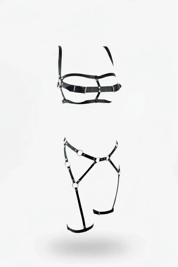 Siyah faux leather harness takım gümüş O-ring detaylı, göğüs ve bacak parçası, beyaz fon