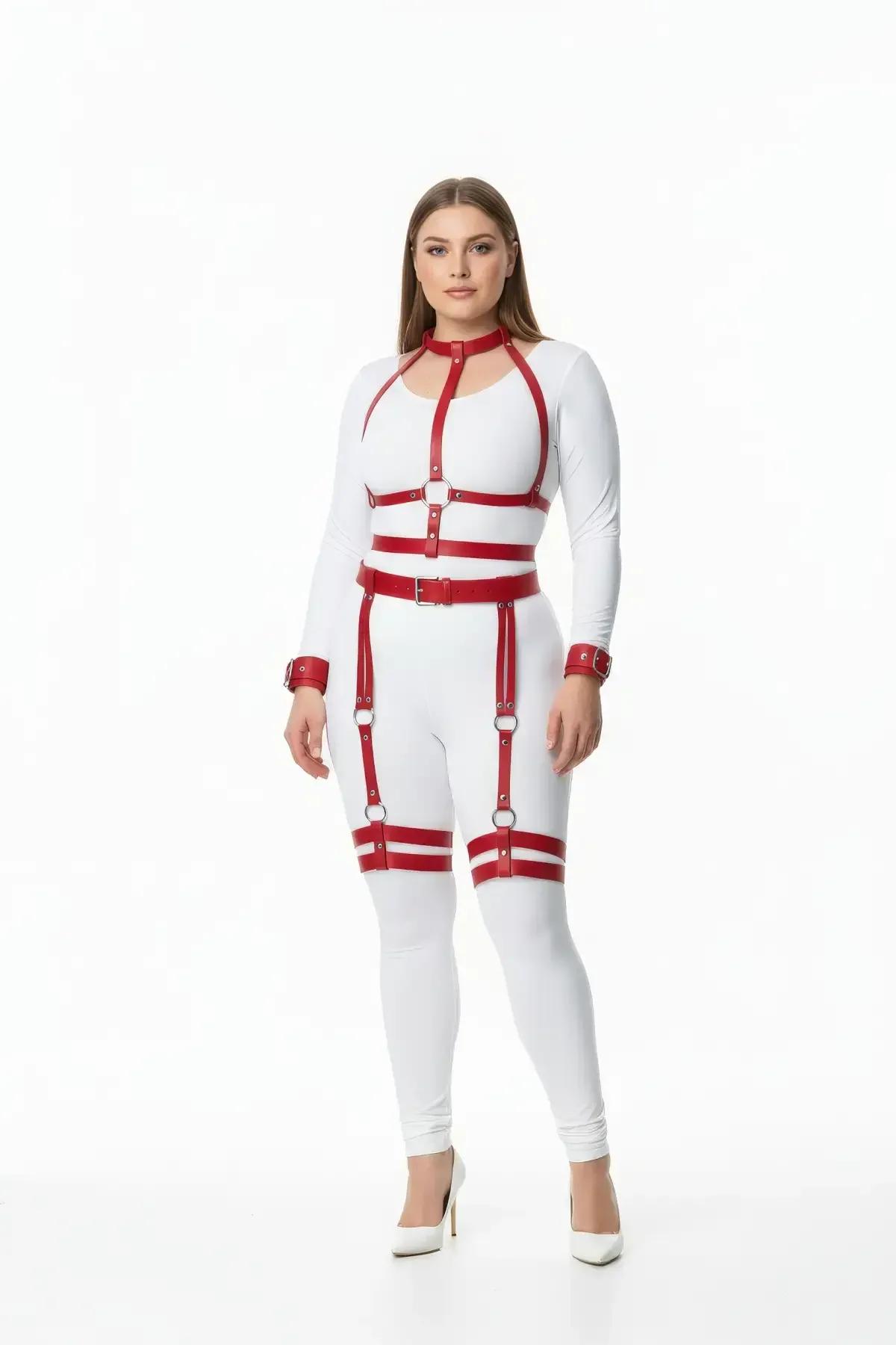 Büyük beden kırmızı vegan deri harness takım gümüş O-halka ve toka detaylı, choker ile uyluk askılı tam set