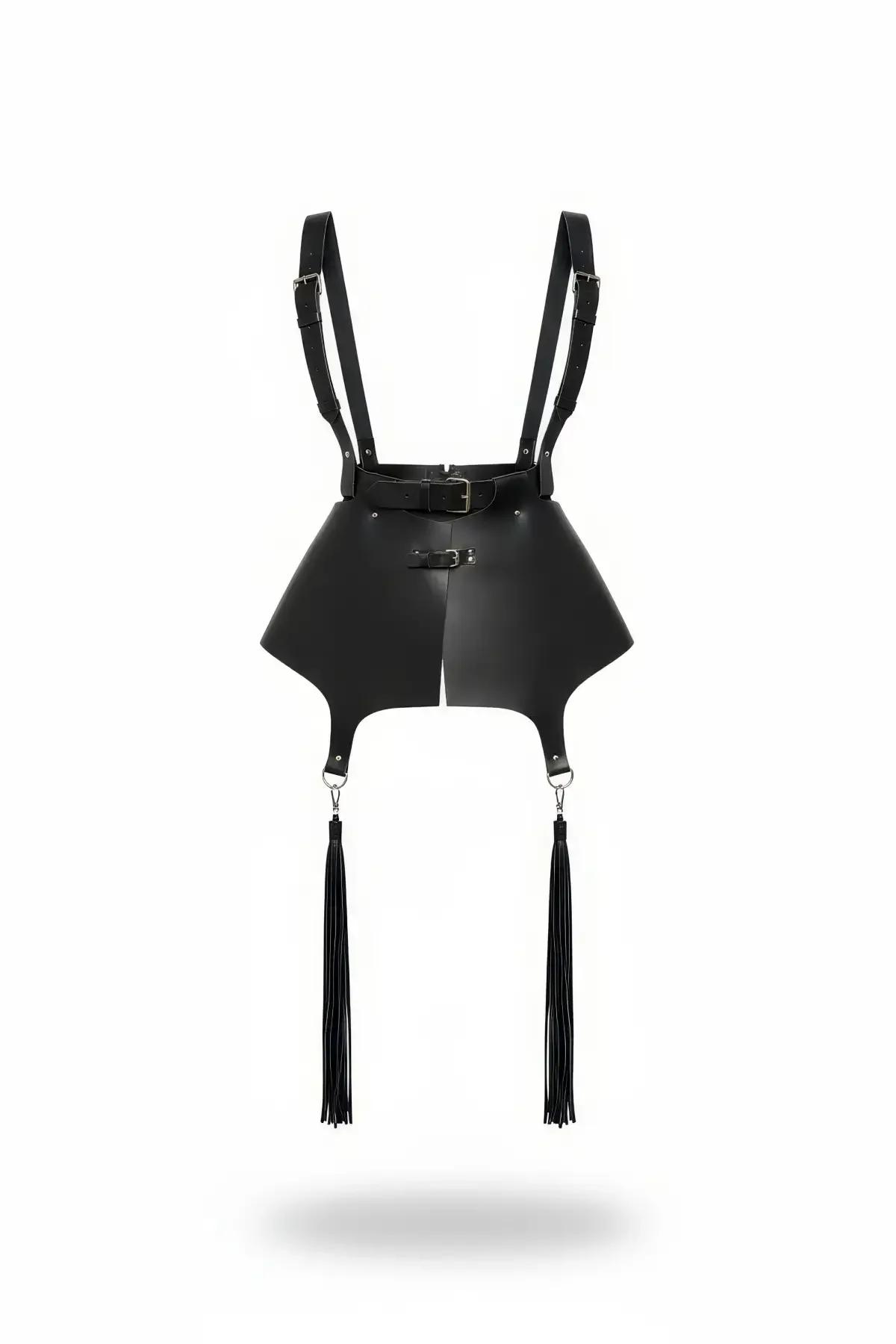 Siyah suni deri püsküllü mini etek harness, trapez panel ve gümüş toka detayı, omuz askılı tam görünüm