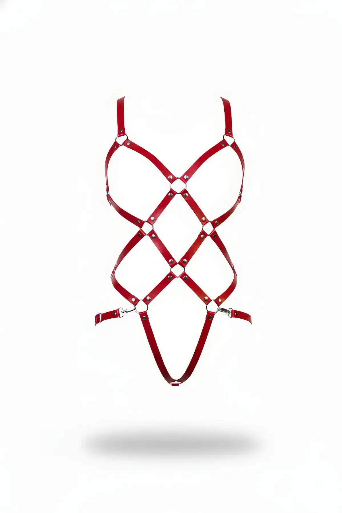 Kırmızı faux deri body harness kafes yapılı O halka gümüş metal perçin detaylı tam vücut görünümü