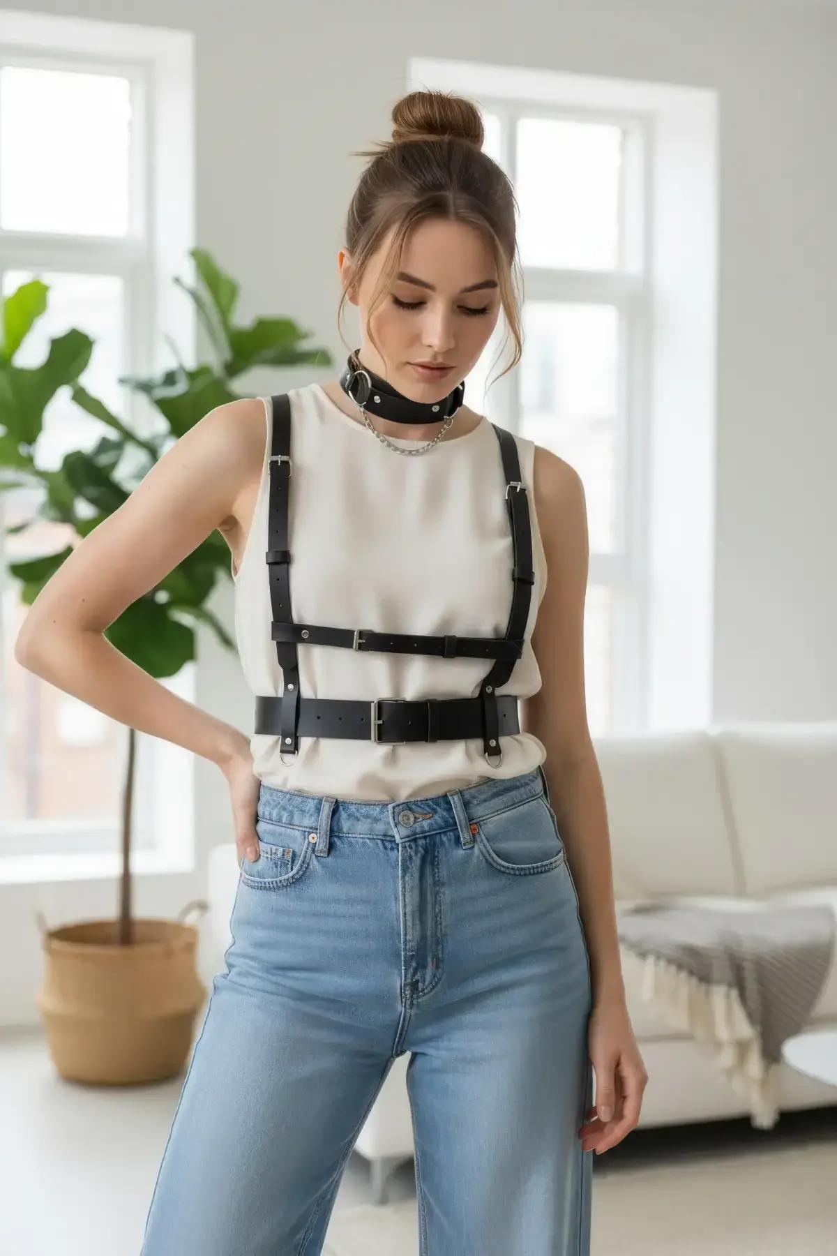 siyah vegan deri vücut harness gümüş tokalı bel bandı ve göğüs kayışları beyaz bluz üzerinde
