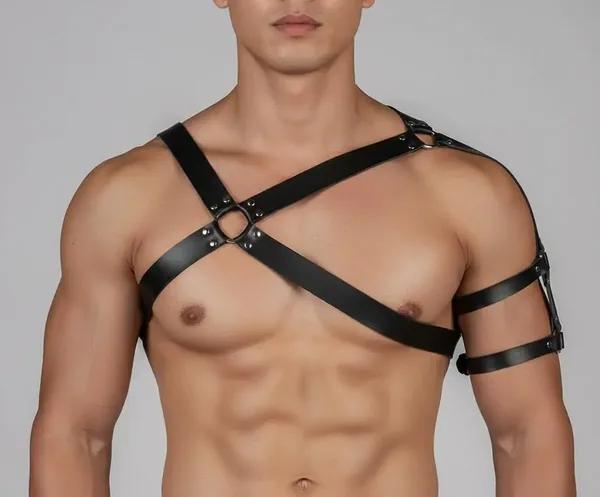 Siyah vegan deri tek omuz erkek harness, göğüs ortasında O-ring ve sağ kol bandıyla önden görünüm